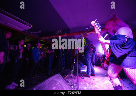 Glasgow, UK. 29. März 2019. Die Reverse Cowgirls, im Konzert, psych-tinched Garage Rock Musik an einem verpackt Broadcast in Glasgow. PICURED: (links-rechts) Stephen Cafferty; Hugh Mclachlan; Alaine Wände. Bandmitglieder: Hugh Mclachlan - Sänger Stephen Cafferty-Gitarre Alaine Mauern - Bass John Gordon - Drums Quelle: Colin Fisher/Alamy leben Nachrichten Stockfoto