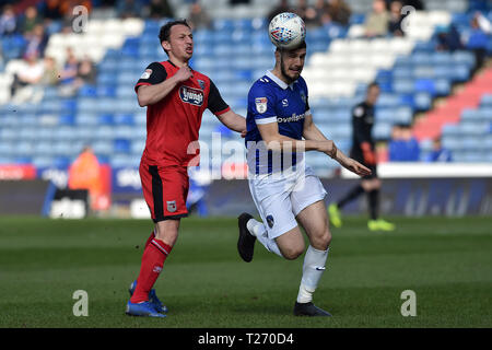 Boundary Park, Oldham. UK. Oldham's Alex Iacovitti und Grimsby ist Harry Clifton in Aktion während der Sky Bet Liga 2 Übereinstimmung zwischen Oldham Athletic und Grimsby Town an der Grenze Park, Oldham am Samstag, den 30. März 2019. (Credit: Eddie Garvey | MI Nachrichten & Sport Ltd) © MI Nachrichten & Sport Ltd Tel.: +44 7752 571576 e-mail: markf@mediaimage.co.uk Adresse: 1 Victoria Grove, Stockton on Tees, TS 19 7 EL Credit: MI Nachrichten & Sport/Alamy leben Nachrichten Stockfoto