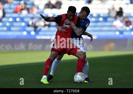 Boundary Park, Oldham. UK. Oldham's Peter Clarke und Grimsby von Wes Thomas in Aktion während der Sky Bet Liga 2 Übereinstimmung zwischen Oldham Athletic und Grimsby Town an der Grenze Park, Oldham am Samstag, den 30. März 2019. (Credit: Eddie Garvey | MI Nachrichten & Sport Ltd) © MI Nachrichten & Sport Ltd Tel.: +44 7752 571576 e-mail: markf@mediaimage.co.uk Adresse: 1 Victoria Grove, Stockton on Tees, TS 19 7 EL Credit: MI Nachrichten & Sport/Alamy leben Nachrichten Stockfoto