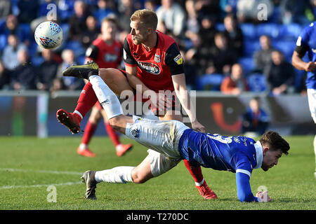 Boundary Park, Oldham. UK. Oldham's Callum Lang und Grimsby ist Harry Davis in Aktion während der Sky Bet Liga 2 Übereinstimmung zwischen Oldham Athletic und Grimsby Town an der Grenze Park, Oldham am Samstag, den 30. März 2019. (Credit: Eddie Garvey | MI Nachrichten & Sport Ltd) © MI Nachrichten & Sport Ltd Tel.: +44 7752 571576 e-mail: markf@mediaimage.co.uk Adresse: 1 Victoria Grove, Stockton on Tees, TS 19 7 EL Credit: MI Nachrichten & Sport/Alamy leben Nachrichten Stockfoto