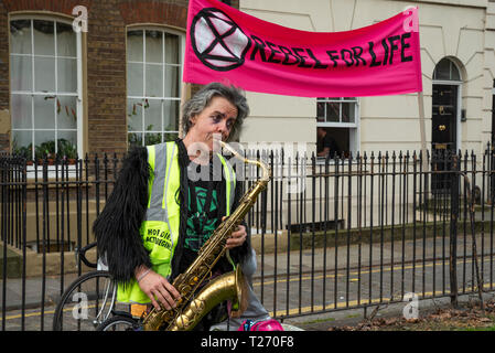 Bethnal Green, London, UK. Am 30. März 2019. Aussterben Rebellion Umwelt Protest und die Blockade der Kreuzung von Cambridge Heath Road und Römerstraße in Bethnal Green. Organisiert vom Aussterben Rebellion Tower Hamlets. Credit: Stephen Bell/Alamy Leben Nachrichten. Stockfoto