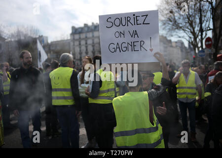 Paris, Frankreich. Am 30. März 2019. 20. Welle oder gelbe Jacke Proteste. Die Demonstranten versammeln sich am Gare de l'Est", die ihre Zeichen angezeigt. Dieses Zeichen sagt: Lächeln, wir werden gewinnen! Credit: Roger Ankri/Alamy leben Nachrichten Stockfoto