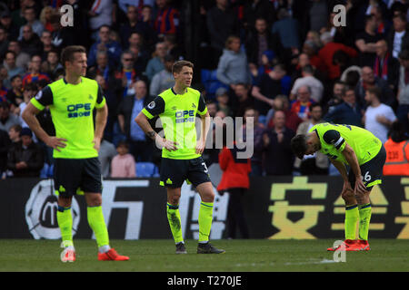 London, Großbritannien. Am 30. März 2019. Jonathan Hogg (L), Erik Durm (M) und Christopher Schindler von Huddersfield Town sind niedergeschlagen, nachdem ihre Mannschaft verbannt wird. Premier League match, Crystal Palace v Huddersfield Town an Selhurst Park in London am Samstag, den 30. März 2019. Dieses Bild dürfen nur für redaktionelle Zwecke verwendet werden. Nur die redaktionelle Nutzung, eine Lizenz für die gewerbliche Nutzung erforderlich. Keine Verwendung in Wetten, Spiele oder einer einzelnen Verein/Liga/player Publikationen. pic von Steffan Bowen/Andrew Orchard sport Fotografie/Alamy leben Nachrichten Stockfoto