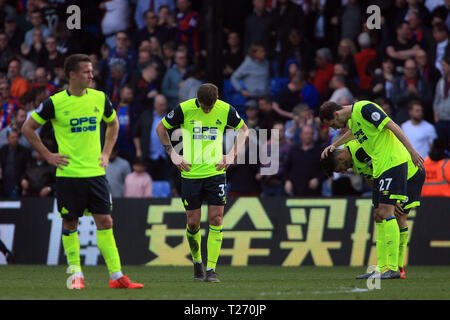 London, Großbritannien. Am 30. März 2019. Jonathan Hogg (L), Erik Durm (M) und Christopher Schindler von Huddersfield Town sind niedergeschlagen, nachdem ihre Mannschaft verbannt wird. Premier League match, Crystal Palace v Huddersfield Town an Selhurst Park in London am Samstag, den 30. März 2019. Dieses Bild dürfen nur für redaktionelle Zwecke verwendet werden. Nur die redaktionelle Nutzung, eine Lizenz für die gewerbliche Nutzung erforderlich. Keine Verwendung in Wetten, Spiele oder einer einzelnen Verein/Liga/player Publikationen. pic von Steffan Bowen/Andrew Orchard sport Fotografie/Alamy leben Nachrichten Stockfoto