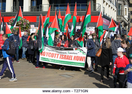 Edinburgh, Schottland, Großbritannien. Am 30. März 2019. Sammeln in der Castle Street vor marschieren Bute Haus, Charlotte Square. Demonstration der Solidarität mit dem Palästinensischen Volk, die am 30. März, Tag des Bodens, die auch ein Jahr seit dem Start der Gaza große März zurück. Zum Tag des Bodens 2018, Palästinenser im Gazastreifen begann ihre große März zurück fordern die Aufhebung der Israels 11 Jahr illegale Blockade von Gaza und für die Rechte der palästinensischen Flüchtlinge in ihre Dörfer und Städte zurückzukehren. Quelle: Craig Brown/Alamy leben Nachrichten Stockfoto