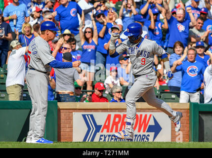 Mär 28, 2019: Chicago Cubs shortstop Javier Baez #9 Beulen Faust mit Chicago Cubs Third Base coach Brian Butterfield #55, nachdem er seinen zweiten Home Run des Spiels während eines Öffnen Tag MLB Spiel zwischen den Chicago Cubs und der Texas Rangers bei Globe Life Park in Arlington, TX Chicago besiegte Texas 12-4 Albert Pena/CSM. Stockfoto