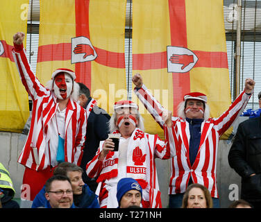 Dublin, Irland. 30 Mär, 2019. Heineken europäischen Champions Cup Rugby, Viertelfinale, Leinster versus Ulster; Ulster Unterstützer in Gesicht Farbe und mit nadelstreifenmuster Jacken Credit: Aktion plus Sport/Alamy leben Nachrichten Stockfoto