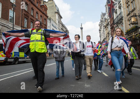 London, Großbritannien. 30. März, 2019. Pro-Brexit Aktivisten aus gelben Westen UK März in Whitehall während eines Ereignisses berechnet als die Großen Britischen Verrat Rallye. Credit: Mark Kerrison/Alamy leben Nachrichten Stockfoto
