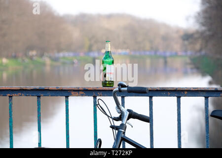 Leipzig, Deutschland. 30 Mär, 2019. Eine Flasche Bier steht auf der Sachsenbrücke Geländer im Clara Zetkin Park. Credit: Sebastian Willnow/dpa-Zentralbild/ZB/dpa/Alamy leben Nachrichten Stockfoto