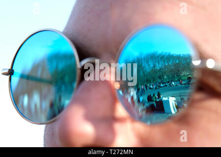 Leipzig, Deutschland. 30 Mär, 2019. Die lebhafte Sachsenbrücke Brücke im Clara Zetkin Park befindet sich in der Sonnenbrille von einem jungen Mann wider. Credit: Sebastian Willnow/dpa-Zentralbild/ZB/dpa/Alamy leben Nachrichten Stockfoto