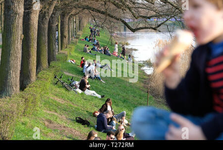 Leipzig, Deutschland. 30 Mär, 2019. Leipziger und Gäste der Stadt genießen Sie die sonnige Wetter im Frühling am Ufer des Elsterflutbecken neben der Sachsenbrücke Brücke im Clara Zetkin Park. Credit: Sebastian Willnow/dpa-Zentralbild/ZB/dpa/Alamy leben Nachrichten Stockfoto