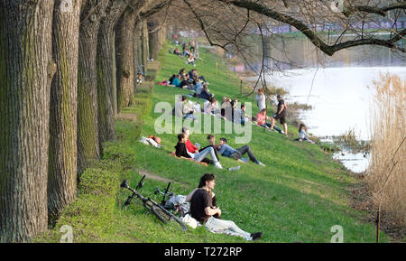 Leipzig, Deutschland. 30 Mär, 2019. Leipziger und Gäste der Stadt genießen Sie die sonnige Wetter im Frühling am Ufer des Elsterflutbecken neben der Sachsenbrücke Brücke im Clara Zetkin Park. Credit: Sebastian Willnow/dpa-Zentralbild/ZB/dpa/Alamy leben Nachrichten Stockfoto