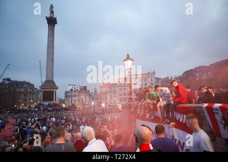London, Großbritannien. 30. März 2019. Eine große Menge von Sunderland-Fans versammelt sich im Trafalgar Square, London, während einer öffentlichen Feier. Rote Rauchfackeln, Fahnen und Mannschaftsfarben deuten auf sportliche Veranstaltungen hin. Nelson’s Column und die umliegende Architektur bilden den Rahmen des urbanen Festes. Am Abend vor dem Finale der EFL Trophy gegen Portsmouth in Wembley übernehmen Trafalgar Square die Trafalgar Square. Penelope Barritt/Alamy Live News Stockfoto