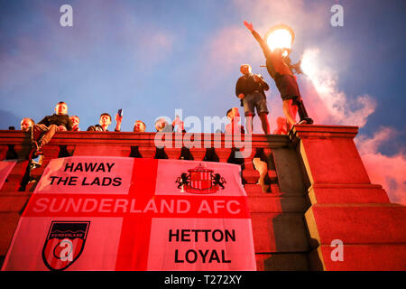 London, Großbritannien. 30. März, 2019. Reisen Sunderland Unterstützer am Abend vor Ihrer EFL Trophy Finale gegen Portsmouth im Wembley über den Trafalgar Square. Penelope Barritt/Alamy leben Nachrichten Stockfoto