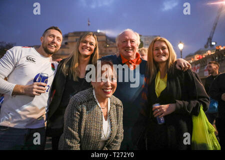 London, Großbritannien. 30. März, 2019. Bürgermeister von Sunderland Lynda Scanlan, Mitte, mit der Sunderland 1973 FA Cup winning team, Micky Horswill, 2. rechts, Reisen Sunderland Unterstützer am Abend vor Ihrer EFL Trophy Finale gegen Portsmouth im Wembley über den Trafalgar Square. Penelope Barritt/Alamy leben Nachrichten Stockfoto