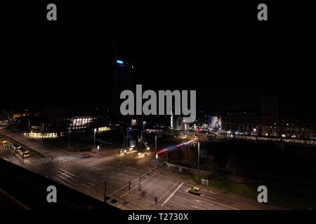 Leipzig, Deutschland. 30 Mär, 2019. Die Beleuchtung des Gewandhauses, der Stadt Turm und das Krochhochhaus sind ausgeschaltet. Leipzig nimmt an den Klimaschutz Kampagne "Earth Hour 2019". Credit: Sebastian Willnow/dpa-Zentralbild/dpa/Alamy leben Nachrichten Stockfoto