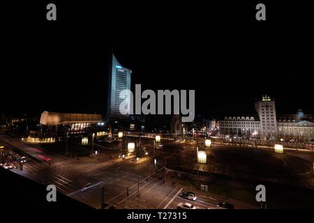 Leipzig, Deutschland. 30 Mär, 2019. Die Beleuchtung des Gewandhauses, der Stadt Turm und das Krochhochhaus eingeschaltet sind. Leipzig nimmt an den Klimaschutz Kampagne "Earth Hour 2019". Credit: Sebastian Willnow/dpa-Zentralbild/dpa/Alamy leben Nachrichten Stockfoto