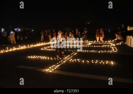 Islamabad, Pakistan. Am 30. März 2019. Islamabad, Pakistan. 30 Mär, 2019. Menschen Kerzen während des jährlichen Earth Hour Veranstaltung in Islamabad, der Hauptstadt von Pakistan, am 30. März 2019. Die Earth Hour ist eine weltweite Initiative von World Wildlife Fund (WWF) im Jahr 2007 eingeführt und wurde schnell zu einem beliebten Bewegung weltweit. Credit: Ahmad Kamal/Xinhua/Alamy leben Nachrichten Stockfoto