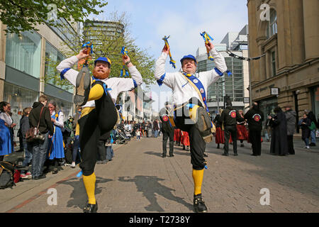 Manchester, Großbritannien. Am 30. März 2019. Die gemeinsame Morris Organisationen nationaler Tag des Tanzes erfolgt mit Morris Dancers, die aus dem ganzen Land. Manchester, UK, 30. März 2019 (C) Barbara Cook/Alamy leben Nachrichten Stockfoto