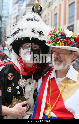 Manchester, Großbritannien. Am 30. März 2019. Die gemeinsame Morris Organisationen nationaler Tag des Tanzes erfolgt mit Morris Dancers, die aus dem ganzen Land. Manchester, UK, 30. März 2019 (C) Barbara Cook/Alamy leben Nachrichten Stockfoto