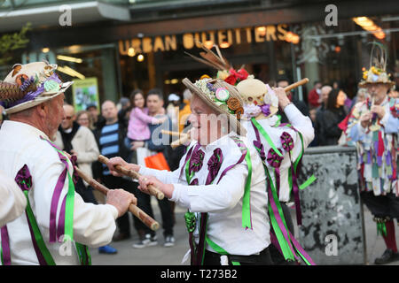 Manchester, Großbritannien. Am 30. März 2019. Die gemeinsame Morris Organisationen nationaler Tag des Tanzes erfolgt mit Morris Dancers, die aus dem ganzen Land. Manchester, UK, 30. März 2019 (C) Barbara Cook/Alamy leben Nachrichten Stockfoto