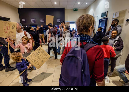 London, Großbritannien. Am 30. März 2019. Die demonstranten Barclays besetzen Nach protestieren für rund eine Stunde draußen, mit Reden und Verteilen von Flugblättern, und fordert, dass Ihnen am Ende Finanzierung fossiler Brennstoffe einschließlich Fracking, die die Zukunft des Planeten an der Gefahr der Klimakatastrophe sind zu Ende. In den vergangenen 5 Jahren Barclays mehr Die $ 30 Mrd. in diese Klima investiert hat - wrecking Regelungen und ist damit der mit Abstand schlechteste Bank in Eutope. Die Demonstranten kurz belegt die Bank und kam dann heraus den Protest fortzusetzen. Es war eine von über 40 Proteste heute national durch Dynamik und andere Gruppen, die hoffen, den Arbeitsmarkt Pa zu erhalten Stockfoto