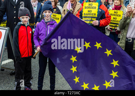 Carrickcarnon, UK. Am 30. März 2019. Aoife McGenity Holding eine EU-Flagge mit ihrem Bruder Paraic, die Teil der großen Masse von Menschen, die Teil eines Brexit Protest gegen Carrickcarnon, der eine der wichtigsten Grenzübergangsstellen der britischen Grenze in Irland Credit waren: Bonzo/Alamy leben Nachrichten Stockfoto