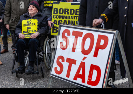 Carrickcarnon, Newry, UK, 30. März 2019. Hunderte von Menschen haben eine Brexit Protest am Carrickcarnon, der eine der wichtigsten Grenzübergangsstellen der britischen Grenze in Irland am Tag nach der UK wurde durch die EU zu verlassen, hunderte von Demonstranten auf der Grenzbrücke zwischen den Newry und Dundalk Straße gesammelt. Credit: Bonzo/Alamy leben Nachrichten Stockfoto