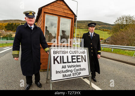 Carrickcarnon, Newry, UK, 30. März 2019. Hunderte von Menschen haben eine Brexit Protest am Carrickcarnon, der eine der wichtigsten Grenzübergangsstellen der britischen Grenze in Irland am Tag nach der UK wurde durch die EU zu verlassen, hunderte von Demonstranten auf der Grenzbrücke zwischen den Newry und Dundalk Straße gesammelt. Credit: Bonzo/Alamy leben Nachrichten Stockfoto