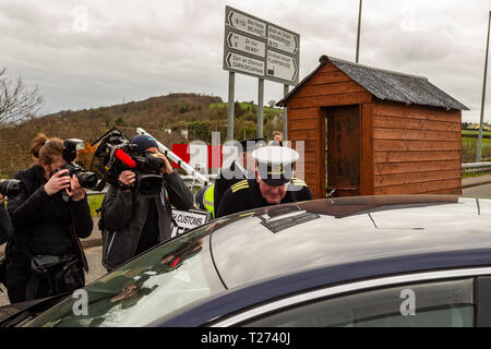 Carrickcarnon, Newry, UK, 30. März 2019. Hunderte von Menschen haben eine Brexit Protest am Carrickcarnon, der eine der wichtigsten Grenzübergangsstellen der britischen Grenze in Irland am Tag nach der UK wurde durch die EU zu verlassen, hunderte von Demonstranten auf der Grenzbrücke zwischen den Newry und Dundalk Straße gesammelt. Credit: Bonzo/Alamy leben Nachrichten Stockfoto