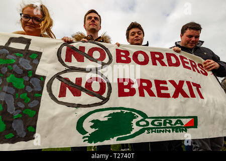 Carrickcarnon, Newry, UK, 30. März 2019. Hunderte von Menschen haben eine Brexit Protest am Carrickcarnon, der eine der wichtigsten Grenzübergangsstellen der britischen Grenze in Irland am Tag nach der UK wurde durch die EU zu verlassen, hunderte von Demonstranten auf der Grenzbrücke zwischen den Newry und Dundalk Straße gesammelt. Credit: Bonzo/Alamy leben Nachrichten Stockfoto