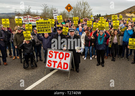 Carrickcarnon, Newry, UK, 30. März 2019. Hunderte von Menschen haben eine Brexit Protest am Carrickcarnon, der eine der wichtigsten Grenzübergangsstellen der britischen Grenze in Irland am Tag nach der UK wurde durch die EU zu verlassen, hunderte von Demonstranten auf der Grenzbrücke zwischen den Newry und Dundalk Straße gesammelt. Credit: Bonzo/Alamy leben Nachrichten Stockfoto