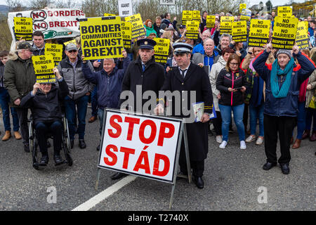 Carrickcarnon, Newry, UK, 30. März 2019. Hunderte von Menschen haben eine Brexit Protest am Carrickcarnon, der eine der wichtigsten Grenzübergangsstellen der britischen Grenze in Irland am Tag nach der UK wurde durch die EU zu verlassen, hunderte von Demonstranten auf der Grenzbrücke zwischen den Newry und Dundalk Straße gesammelt. Credit: Bonzo/Alamy leben Nachrichten Stockfoto