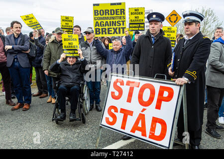 Carrickcarnon, Newry, UK, 30. März 2019. Hunderte von Menschen haben eine Brexit Protest am Carrickcarnon, der eine der wichtigsten Grenzübergangsstellen der britischen Grenze in Irland am Tag nach der UK wurde durch die EU zu verlassen, hunderte von Demonstranten auf der Grenzbrücke zwischen den Newry und Dundalk Straße gesammelt. Credit: Bonzo/Alamy leben Nachrichten Stockfoto