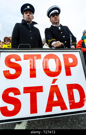 Carrickcarnon, Newry, UK, 30. März 2019. Hunderte von Menschen haben eine Brexit Protest am Carrickcarnon, der eine der wichtigsten Grenzübergangsstellen der britischen Grenze in Irland am Tag nach der UK wurde durch die EU zu verlassen, hunderte von Demonstranten auf der Grenzbrücke zwischen den Newry und Dundalk Straße gesammelt. Credit: Bonzo/Alamy leben Nachrichten Stockfoto