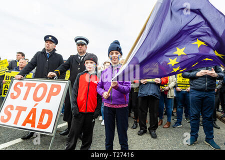 Carrickcarnon, UK. Am 30. März 2019. Aoife McGenity Holding eine EU-Flagge mit ihrem Bruder Paraic, die Teil der großen Masse von Menschen, die Teil eines Brexit Protest gegen Carrickcarnon, der eine der wichtigsten Grenzübergangsstellen der britischen Grenze in Irland Credit waren: Bonzo/Alamy leben Nachrichten Stockfoto