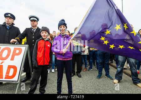 Carrickcarnon, UK. Am 30. März 2019. Aoife McGenity Holding eine EU-Flagge mit ihrem Bruder Paraic, die Teil der großen Masse von Menschen, die Teil eines Brexit Protest gegen Carrickcarnon, der eine der wichtigsten Grenzübergangsstellen der britischen Grenze in Irland Credit waren: Bonzo/Alamy leben Nachrichten Stockfoto