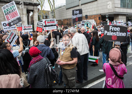 London, Großbritannien. 30. März, 2019. Pro-Palestinian Mitkämpfer nehmen an einer Kundgebung für Palästina außerhalb der Israelischen Botschaft der Freiheit, Gerechtigkeit und Gleichheit für das palästinensische Volk zu verlangen. Die Kundgebung wurde von Palästina Kampagne der Solidarität, Stoppt den Krieg Koalition, Palästinensische Forum in Großbritannien, Freunde von al-Aqsa und Muslim Association in Großbritannien organisiert. Credit: Mark Kerrison/Alamy leben Nachrichten Stockfoto