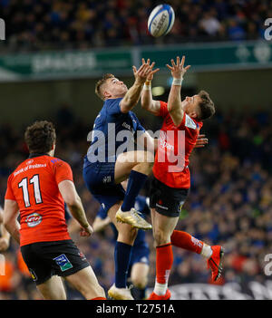 Dublin, Irland. 30 Mär, 2019. Heineken europäischen Champions Cup Rugby, Viertelfinale, Leinster versus Ulster; Jordanien Larmour Leinster gewinnt den hohen Ball Credit: Aktion plus Sport/Alamy leben Nachrichten Stockfoto