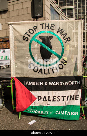 London, Großbritannien. 30. März, 2019. Der Krieg Koalition mit Lambeth & Wandsworth Palestine Solidarity Campaign Banner stoppen. Palästinenser und Unterstützer versammelten sich vor der israelischen Botschaft in London Anfang der Nakba zu markieren und auf der globalen Gemeinschaft zu rufen Israel für ihre Verstöße gegen die Menschenrechte und das Völkerrecht zur Rechenschaft zu ziehen. David Rowe/Alamy Leben Nachrichten. Stockfoto