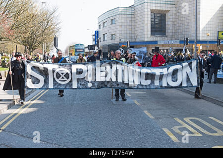 Weston-super-Mare, Großbritannien. 30. März, 2019. Demonstranten gegen den Klimawandel nehmen Sie Teil in einem Mock Beerdigung. Die Demonstration wurde organisiert vom Aussterben Rebellion Weston-super-Mare. Keith Ramsey/Alamy leben Nachrichten Stockfoto