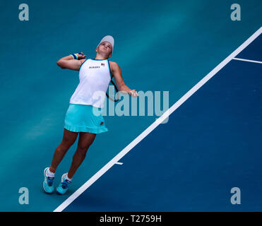 Miami Gardens, Florida, USA. 30 Mär, 2019. Ashleigh Barty, von Australien, dient der Karolina Pliskova, der Tschechischen Republik, in der Frauen Finale der 2019 Miami geöffneten dargestellt von itaú Professional Tennis Turnier, an dem Hardrock Stadion in Miami Gardens, Florida, USA gespielt. Barty gewann 7-6 (1), 6-3. Mario Houben/CSM/Alamy leben Nachrichten Stockfoto