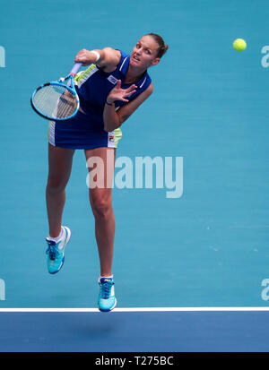 Miami Gardens, Florida, USA. 30 Mär, 2019. Karolina Pliskova, der Tschechischen Republik, dient der Ashleigh Barty, von Australien, in der Frauen Finale der 2019 Miami geöffneten dargestellt von itaú Professional Tennis Turnier, an dem Hardrock Stadion in Miami Gardens, Florida, USA gespielt. Barty gewann 7-6 (1), 6-3. Mario Houben/CSM/Alamy leben Nachrichten Stockfoto