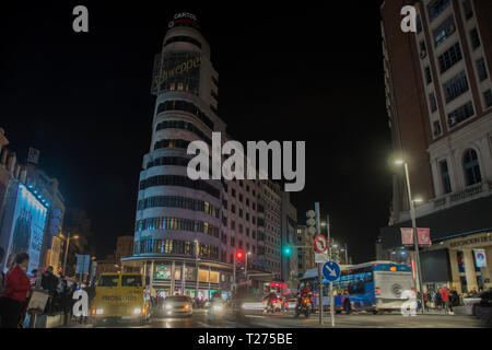 Madrid, Spanien. Am 30. März 2019. Im Bild die berühmte Gebäude von Gran Via Schweppes in der Earth Hour mit dem Licht aus. An diesem Samstag zwischen 20:30 und 21:30 Uhr der wichtigsten Monumente und Gebäude in Madrid haben einen Stromausfall, led, 12.000 Denkmäler aus 187 Ländern auf der ganzen Welt getan haben. Für 12 Ihr Kredit: Alberto Sibaja Ramírez/Alamy leben Nachrichten Stockfoto