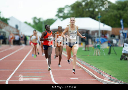 Texas, USA. März 30, 2019: Mackenzie Andrews #1017 mit Akron nimmt die gewinnen Frauen 1500 Meter laufen Abschnitt A Univ/Coll am Clyde Littlefield Texas Relais, Mike A. Myers Stadion. Austin, Texas. Mario Cantu/CSM Credit: Cal Sport Media/Alamy leben Nachrichten Stockfoto