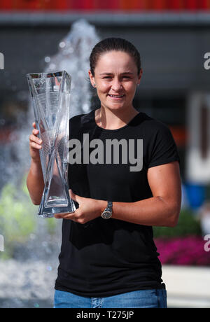 Miami Gardens, Florida, USA. 30 Mär, 2019. Ashleigh Barty, von Australien, wirft mit der WM-Trophäe nach dem Sieg über Karolina Pliskova, der Tschechischen Republik, in der Frauen Finale der 2019 Miami geöffneten dargestellt von itaú Professional Tennis Turnier, an dem Hardrock Stadion in Miami Gardens, Florida, USA gespielt. Barty gewann 7-6 (1), 6-3. Mario Houben/CSM/Alamy leben Nachrichten Stockfoto