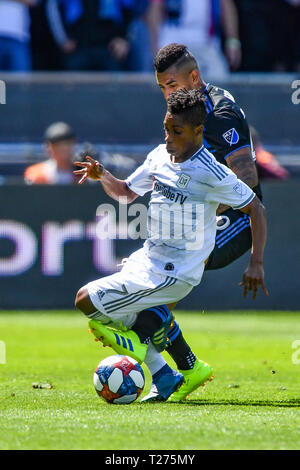 San Jose, Kalifornien, USA. 30 Mär, 2019. Los Angeles FC Vorwärts Latif Segen (7) ist, wie er Auseinandersetzungen mit San Jose Earthquakes Mittelfeldspieler Anibal Godoy (20) für die Kugel während der MLS-Spiel zwischen den Los Angeles FC und die San Jose Earthquakes bei Avaya im Stadion in San Jose, Kalifornien ausgelöst. Chris Brown/CSM/Alamy leben Nachrichten Stockfoto