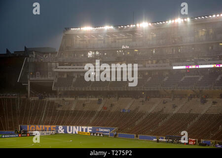 Cincinnati, Ohio, USA. 30 Mär, 2019. Nippert Stadion im Regen vor einem MLS Fußball-Spiel zwischen dem FC Cincinnati und Portland an Nippert Stadion in Cincinnati, Ohio. Kevin Schultz/CSM/Alamy leben Nachrichten Stockfoto