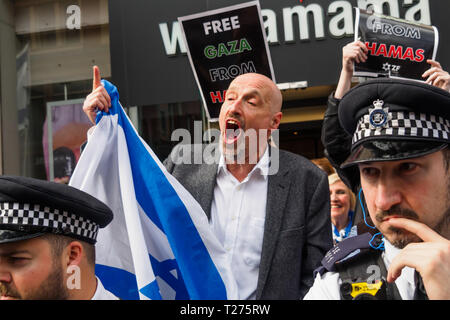 London, Großbritannien. Am 30. März 2019. Ein zionistischer Shouts wiederholt". Es gibt keine Palästinenser im Gazastreifen' an der pro-palästinensischen Demonstranten in der Nähe der israelischen Botschaft am Jahrestag der Beginn der großen Rückkehr März Proteste, in der Israel über 250 unbewaffnete Demonstranten getötet und schwer verletzt Tausende über die anhaltende Unterdrückung des Gaza-Streifens durch die israelische Regierung. Credit: Peter Marschall/Alamy Live News Credit: Peter Marschall/Alamy leben Nachrichten Stockfoto