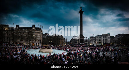 London, Großbritannien, 30. März 2019. Tausende von Sunderland Fans auf dem Trafalgar Square in London im Voraus ihre Checkatrade Trophäe Abstieg Finale gegen Portsmouth am Sonntag (c) Paul Swinney/Alamy leben Nachrichten Stockfoto